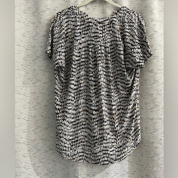Jones New York Black-Tan-White V Neck Short Sleeve Blouse - Picture 3 of 6